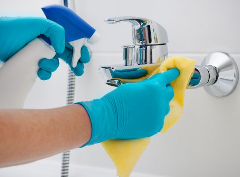 Management reviewing a carpet cleaning complaint with service notes